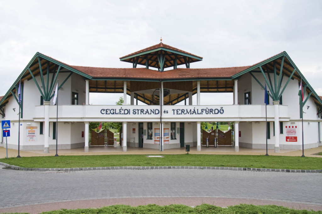 Cegled uszoda bejarat