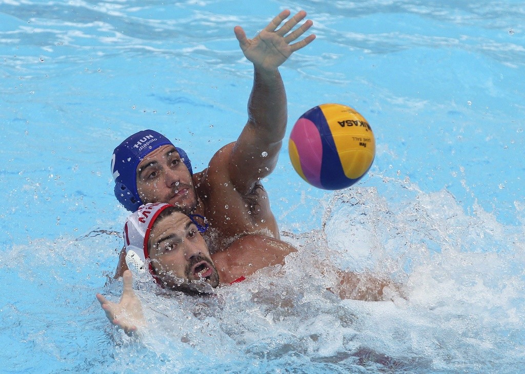 Kazany, 2015. augusztus 8. Gór-Nagy Miklós (j) és a montenegrói Filip Klikovac (b) az 5. helyért játszott Magyarország - Montenegró férfi vízilabda-mérkõzésen a kazanyi vizes világbajnokságon 2015. augusztus 8-án. A magyar csapat a hatodik helyen végzett, miután 10-9-re kikapott Montenegrótól. MTI Fotó: Kovács Anikó
