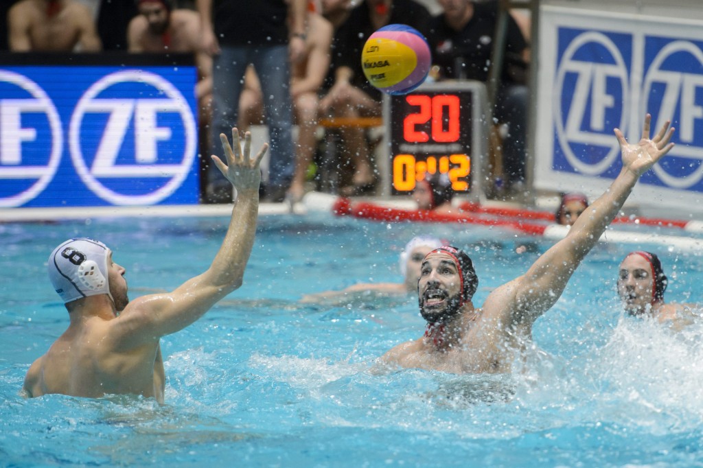 Eger, 2016. február 3. Szivós Márton, az Eger (b) és Mehdi Marzouki, a német Spandau 04 játékosa (j2) a férfi vízilabda Bajnokok Ligája fõtáblájának 2015/16-os idényében, az ötödik fordulóban játszott ZF-Eger - Spandau 04 mérkõzésen az egri Bitskey Aladár uszodában 2016. február 3-án. A magyar csapat 10-7-re gyõzött. MTI Fotó: Komka Péter