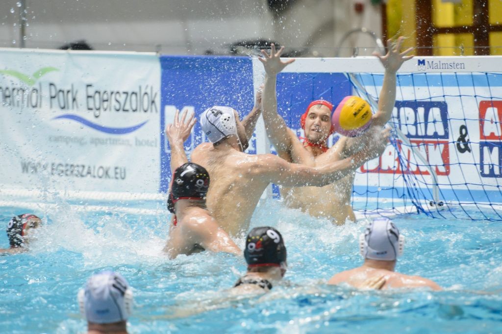 Eger, 2016. február 3. Uros Cuckovic, az Eger (k) és Baksa László kapus, a német Spandau 04 játékosa (j) a férfi vízilabda Bajnokok Ligája fõtáblájának 2015/16-os idényében, az ötödik fordulóban játszott ZF-Eger - Spandau 04 mérkõzésen az egri Bitskey Aladár uszodában 2016. február 3-án. A magyar csapat 10-7-re gyõzött. MTI Fotó: Komka Péter
