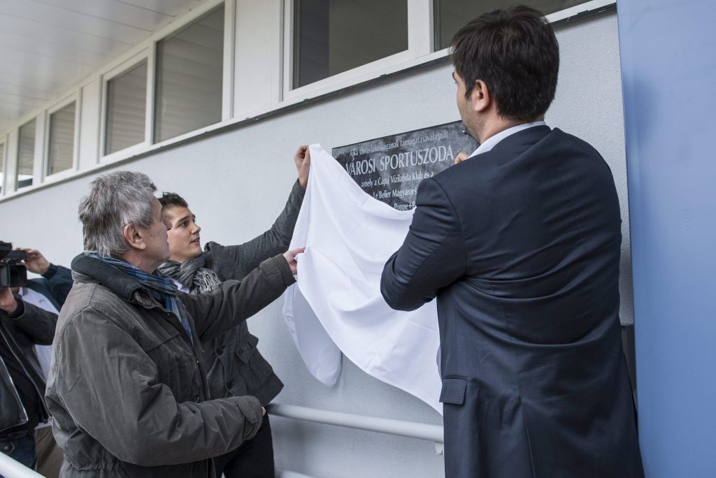 Ajka, 2016. március 11. Schwartz Béla polgármester, Pfaff Péter, a Cápa Vízilabda Klub elnöke és Nemcsik Balázs, a Magyar Vízilabda Szövetség fõtitkára (b-j) leleplezi a megújult ajkai városi uszoda emléktábláját 2016. március 11-én. A beruházás bruttó 850 millió forintból, 572 millió forint TAO-forrás felhasználásával, közel másfél év alatt készült el. MTI Fotó: Bodnár Boglárka