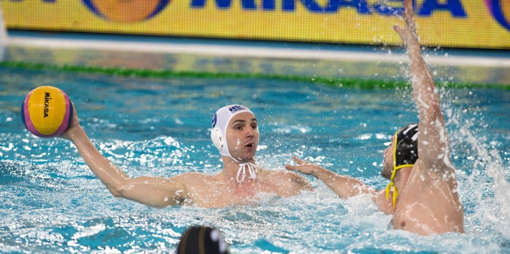 Trieszt, 2016. április 8. Varga Dániel (b) és a német Marin Restovic a trieszti olimpiai selejtezõ negyeddöntõjében játszott, Magyarország  Németország férfi vízilabda-mérkõzésen 2016. április 8-án. MTI Fotó: Koszticsák Szilárd