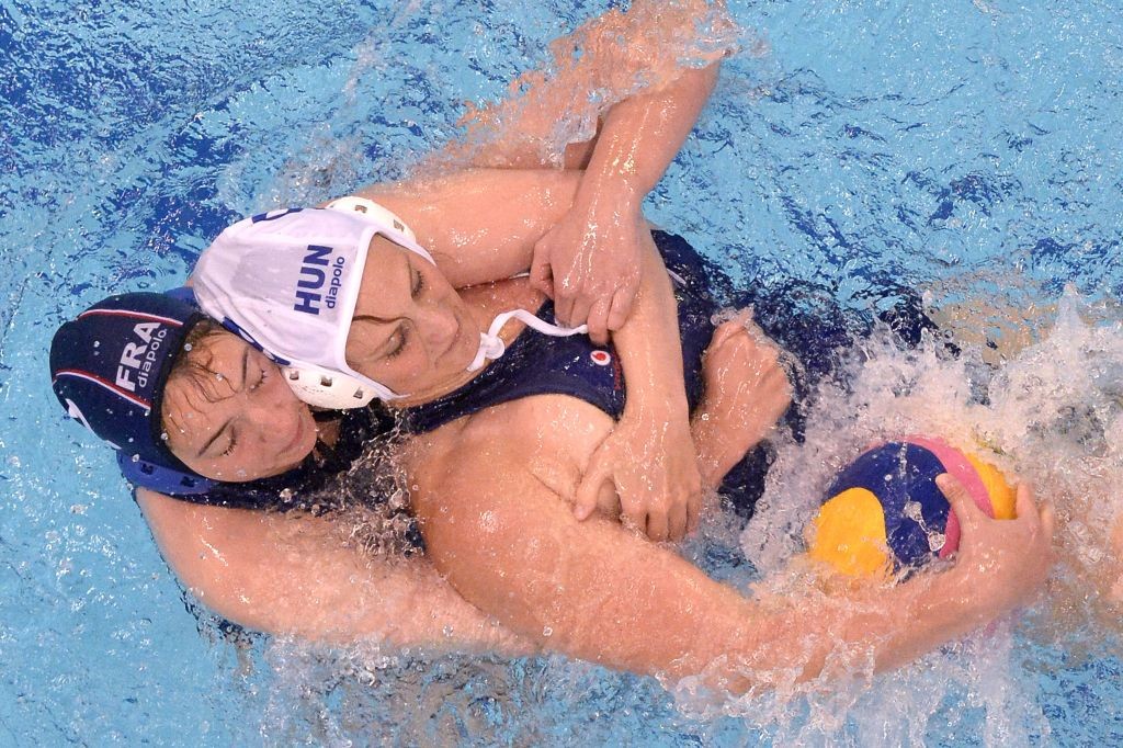 Budapest, 2016. május 3. Somhegyi Noémi (j) és a francia Estelle Millot a nõi vízilabda világliga európai selejtezõje A csoportjában, a 6. fordulóban játszott Magyarország-Franciaország mérkõzésen a budapesti Tüskeuszodában 2016. május 3-án. MTI Fotó: Kovács Tamás
