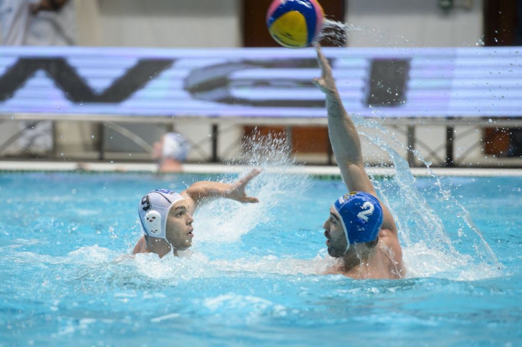 Eger, 2016. május 25. Erdélyi Balázs, az Eger (b) és Zivko Gocic, a Szolnok játékosa (j) a ZF-Eger - Szolnoki Dózsa-Közgép férfi vízilabda országos bajnokság döntõjének negyedik mérkõzésén az egri Bitskey Aladár Uszodában 2016. május 25-én. MTI Fotó: Komka Péter