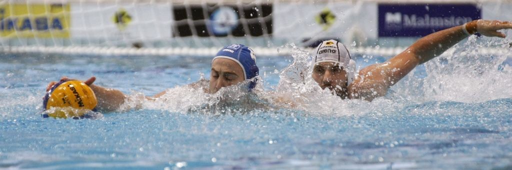 Szolnok, 2016. május 21. Az egri Uros Cuckovic (b) és a szolnoki Aaron Younger (j) a férfi vízilabda országos bajnokság döntõjének harmadik, Szolnoki Dózsa-Közgép - ZF Eger mérkõzésén a szolnoki Vízilabda Arénában 2016. május 21-én. MTI Fotó: Bugány János