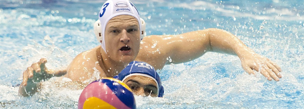 Gyõr, 2016. január 3. Tóth Márton (b) és az olasz Francesco Di Fulvio a férfi vízilabda Volvo Kupa Magyarország - Olaszország mérkõzésén a gyõri Aqua sportközpontban 2016. január 3-án. MTI Fotó: Krizsán Csaba