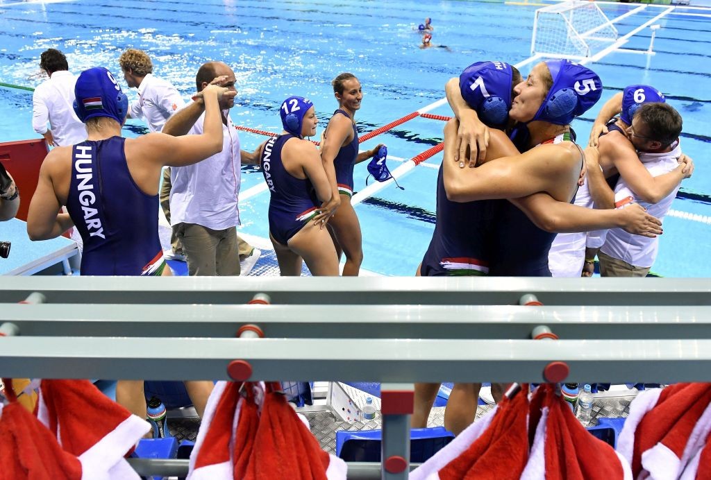 Rio de Janeiro, 2016. augusztus 15. A magyar csapat ünnepli gyõzelmét a Rio de Janeiró-i nyári olimpia nõi vízilabdatornájának negyeddöntõjében játszott Magyarország - Ausztrália mérkõzés végén az Olimpiai Uszodában 2016. augusztus 15-én. A magyar válogatott 8-8-as döntetlent követõen ötméteresekkel 13-11-re legyõzte az ausztrál csapatot, így készülhet az elõdöntõre. MTI Fotó: Illyés Tibor