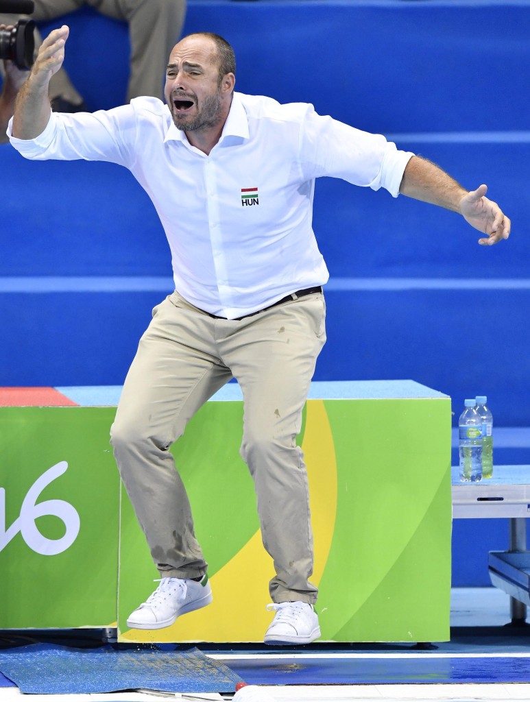 Rio de Janeiro, 2016. augusztus 16. Benedek Tibor szövetségi kapitánya riói nyári olimpia férfi vízilabdatornája negyeddöntõjében játszott Magyarország - Montenegró mérkõzés alatt a Maria Lenk Uszodában 2016. augusztus 16-án. A magyar válogatott 9-9-es döntetlen után ötméteresekkel 13-11-re kikapott, így az 5-8. helyért küzdhet. MTI Fotó: Illyés Tibor
