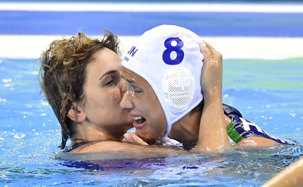Rio de Janeiro, 2016. augusztus 19. Bujka Barbara (b) és Keszthelyi Rita a riói nyári olimpia nõi vízilabdatornáján, a harmadik helyért játszott Magyarország - Oroszország mérkõzés végén a Rio de Janeiró-i Olimpiai Uszodában 2016. augusztus 19-én. A magyar válogatott 12-12-es rendes játékidõ után büntetõkkel 19-18-ra kikapott az orosz csapattól a bronzmérkõzésen. MTI Fotó: Illyés Tibor