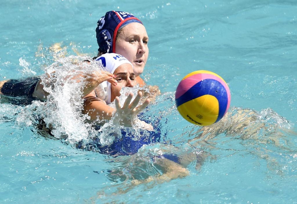 Rio de Janeiro, 2016. augusztus 13. Bujka Barbara (b) és az amerikai Melissa Seidemann a riói nyári olimpia nõi vízilabdatornáján a B csoport harmadik fordulójában játszott Magyarország - Egyesült Államok mérkõzésen a Rio de Janeiró-i Maria Lenk Uszodában 2016. augusztus 13-án. MTI Fotó: Illyés Tibor
