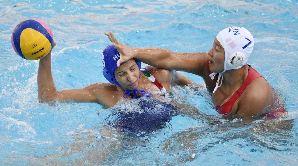 Rio de Janeiro, 2016. augusztus 9. Keszthelyi Rita (b) és a kínai Szung Tung-lun a riói nyári olimpia nõi vízilabdatornáján a B csoport elsõ fordulójában játszott Magyarország - Kína  mérkõzésen a Rio de Janeiró-i Maria Lenk Uszodában 2016. augusztus 9-én. MTI Fotó: Illyés Tibor