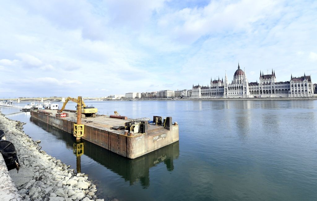 Budapest, 2017. január 3. A 2017-es vizes világbajnokságra készülõ óriás ugrótorony építkezésének helyszíne a fõvárosi Batthyány téren 2017. január 3-án. MTI Fotó: Illyés Tibor