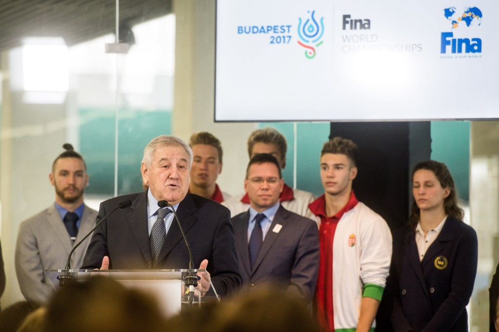 Budapest, 2017. február 21. Cornel Marculescu, a Nemzetközi Úszó Szövetség (FINA) ügyvezetõ igazgatója beszédet mond a Duna Aréna, a nyári vizes világbajnokság központi létesítménye helyszínbejárásán 2017. február 21-én. Fürjes Balázs, az egyes kiemelt jelentõségû budapesti beruházásokért felelõs kormánybiztos (j3) ezen a napon bejelentette, hogy a szerzõdésben vállalt határidõ elõtt és költségkereten belül elkészült a létesítmény. Július 14. és 30. között Budapesten és Balatonfüreden rendezik meg a világbajnokságot. MTI Fotó: Balogh Zoltán