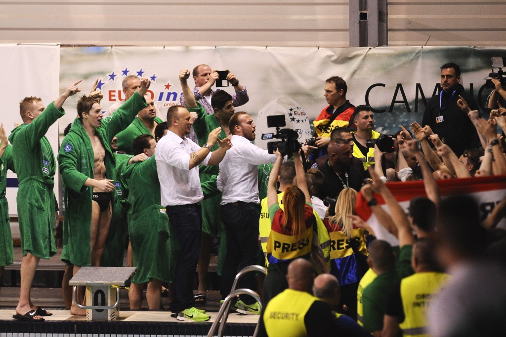 Nagyvárad, 2017. március 22. A ferencvárosi csapat örül a szurkolóikkal a férfi vízilabda Eurokupa döntõje elsõ fordulójában játszott Digi-Oradea - FTC-PQS Waterpolo mérkõzés végén az erdélyi Nagyváradon a Ioan Alexandrescu uszodában 2017. március 22-én. A Ferencváros 12-6-ra nyert. MTI Fotó: Czeglédi Zsolt
