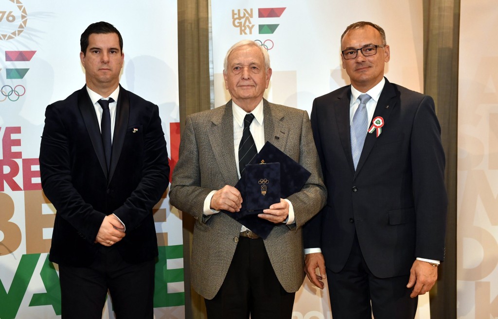 Budapest, 2017. március 14. A Média Életmûdíjjal kitüntetett Gallov Rezsõ sportújságíró, sportvezetõ (k), valamint Borkai Zsolt, a MOB elnöke (j) és Bartha Csaba, a szervezet fõtitkára a Magyar Olimpiai Bizottság (MOB) Média- és a Nõk Sportjáért díjátadó ünnepségén a fõvárosi MOM Kulturális Központban 2017. március 14-én. MTI Fotó: Illyés Tibor