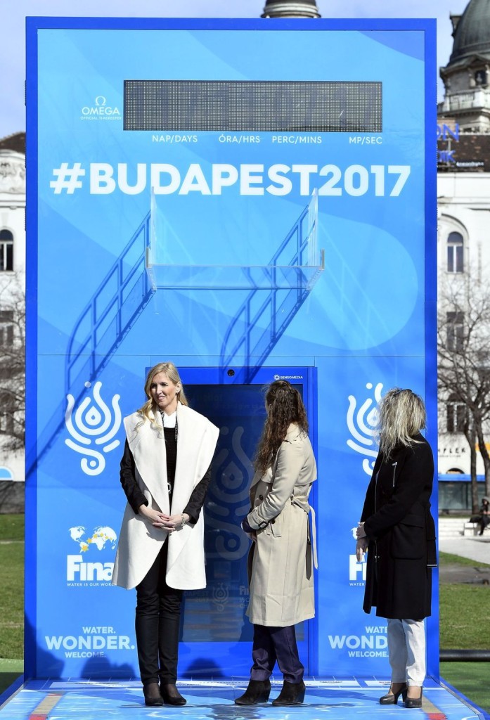 Budapest, 2017. március 19. Szabó Tünde, sportért felelõs államtitkár, Hosszú Katinka olimpiai bajnok úszó és Szántó Éva, a Bp2017 Világbajnokságot Szervezõ és Lebonyolító Nonprofit Kft. ügyvezetõ igazgatója (b-j) a nyári vizes világbajnokság visszaszámláló órájának elindításának pillanatában az Erzsébet téren 2017. március 19-én. MTI Fotó: Illyés Tibor
