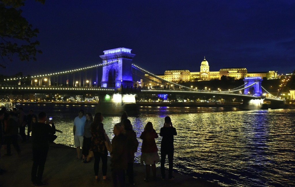 Budapest, 2017. április 14. Kék színnel világítják meg a Lánchidat, a háttérben a budai Vár 2017. április 14-én, három hónappal a vizes világbajnokság kezdete elõtt. A látványosság május és június hónapban is megismétlõdik majd ezen a napon, folyamatosan jelezve a vb indulását. A nyáron július 14. és 30. között Budapesten és Balatonfüreden rendezik meg a 17. FINA Világbajnokságot. MTI Fotó: Máthé Zoltán