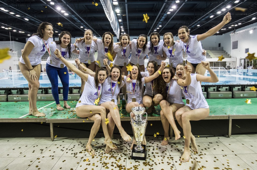 Budapest, 2017. április 25. A bajnok UVSE játékosai, miután a nõi vízilabda ob I döntõs párharc harmadik meccsén is gyõztek a BVSC ellen a Tüske uszodában 2017. április 25-én. Ezzel sorozatban harmadszor lett magyar bajnok az UVSE nõi vízilabdacsapat. MTI Fotó: Szigetváry Zsolt