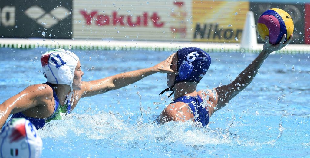 Budapest, 2017. július 28. Az olasz Aleksandra Cotti (b) és Takács Orsolya a nõi vízilabdatornán a 5. helyért játszott Olaszország - Magyarország mérkõzésen a 17. vizes világbajnokságon a Hajós Alfréd Nemzeti Sportuszodában 2017. július 28-án. MTI Fotó: Czagány Balázs