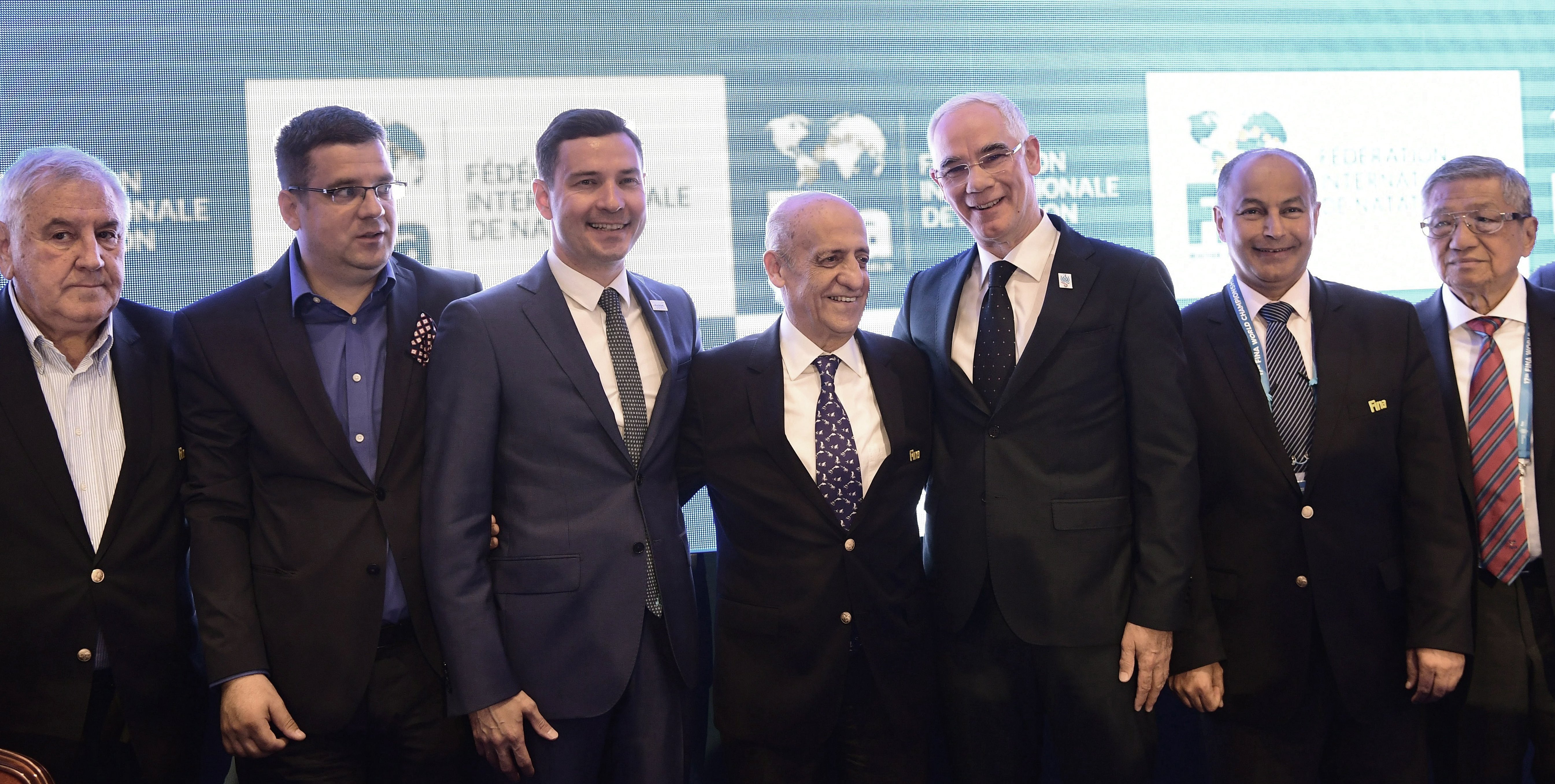 Budapest, 2017. július 17. Julio C. Maglione, a Nemzetközi Úszó Szövetség (FINA) elnöke (b4), Vlagyimir Leonov tatár sportminiszter (b3), Balog Zoltán, az emberi erõforrások minisztere (j3), Cornel Marculescu, a FINA ügyvezetõ igazgatója (b) és Seszták Miklós nemzeti fejlesztési miniszter a szövetség Budapesti sajtótájékoztatóján 2017. július 17-én. A FINA döntése értelmében a 25 méteres medencés vb-nek 2022-ben az oroszországi Kazany, két évvel késõbb pedig a magyar fõváros lesz a házigazdája. MTI Fotó: Szigetváry Zsolt