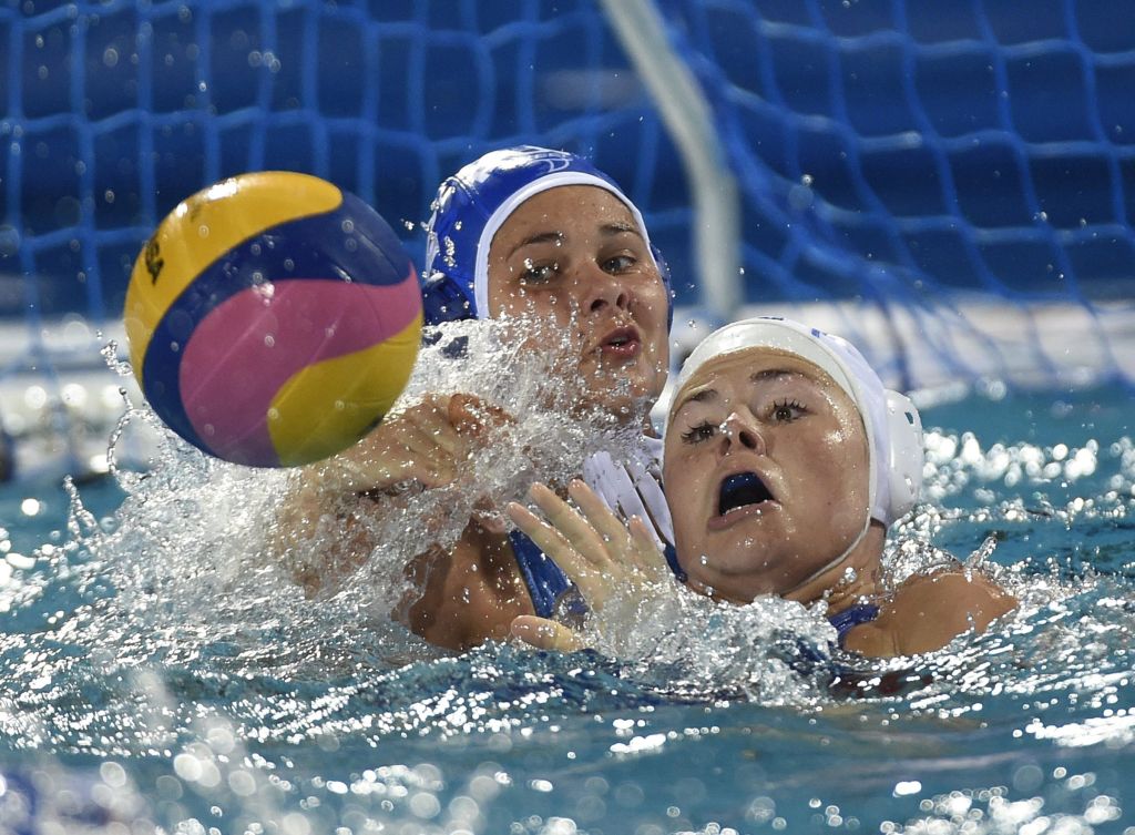 Budapest, 2017. július 22. Az orosz Veronika Vahitova (b) és a holland Vivian Sevenich a nõi vízilabdatornán a negyeddöntõbe jutásért játszott Hollandia - Oroszország mérkõzésen a 17. vizes világbajnokságon a Hajós Alfréd Nemzeti Sportuszodában 2017. július 22-én. MTI Fotó: Czagány Balázs