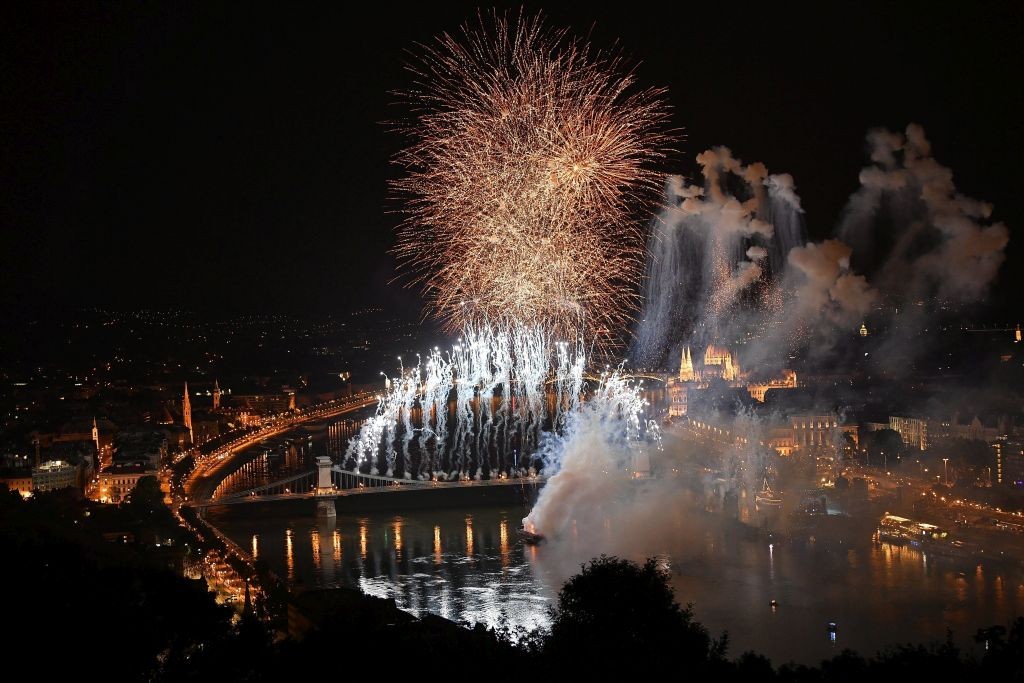 Budapest, 2017. július 14. Tûzijáték a 17. vizes világbajnokság megnyitóján a Lánchíd pesti hídfõjénél 2017. július 14-én. MTI Fotó: Czeglédi Zsolt