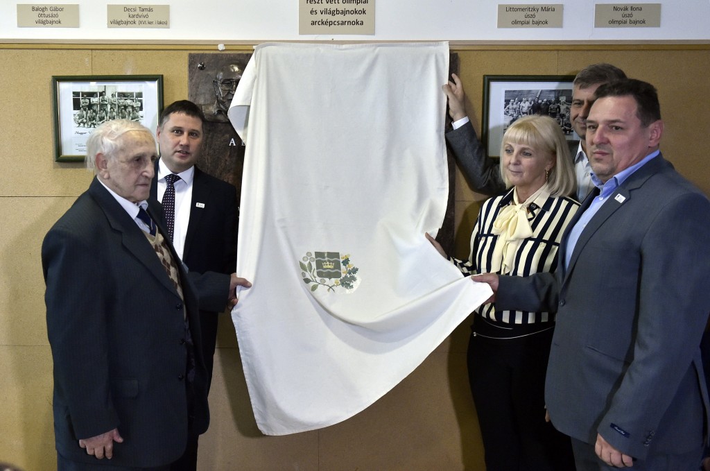 Budapest, 2017. október 28. Borovitz Tamás, a Varjú Vilmos Olimpiai Baráti Kör elnöke, Kovács Péter, a XVI. kerület polgármestere , Konrád Ilona, Konrád Ferenc özvegye , Szatmáry Kristóf fideszes országgyûlési képviselõ  és Martinek János kétszeres olimpiai-, világ- és Európa-bajnok öttusázó (b-j) leleplezi Konrád Ferenc emléktábláját a Konrád Ferenc Uszoda névadó ünnepségén 2017. október 28-án. Konrád Ferenc olimpiai, világ- és Európa-bajnok vízilabdázó nevét vette fel a rákosszentmihályi uszoda. MTI Fotó: Máthé Zoltán