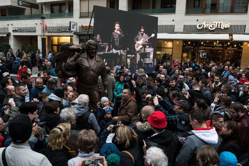 Budapest, 2017. november 11. Résztvevõk Bud Spencer, eredeti nevén Carlo Pedersoli olasz színész, vízilabdázó egész alakos bronzszobrának avatóünnepségén a budapesti Corvin sétányon 2017. november 11-én. MTI Fotó: Mónus Márton