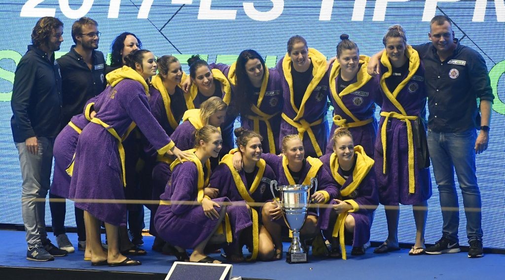 Budapest, 2017. december 22. A gyõztes UVSE játékosai a trófeával, miután 16-15-re nyertek a nõi vízilabda Szuperkupa döntõjében, az UVSE - BVSC-Zugló Diapolo mérkõzésen a fõvárosi Komjádi Béla Sportuszodában 2017. december 22-én. A bajnoki címet és a Magyar Kupát is az UVSE nyerte. MTI Fotó: Illyés Tibor