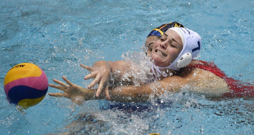 Budapest, 2017. december 19. Parkes Rebecca (elöl) és a spanyol Matilde Ortiz Reyes a nõi vízilabda világliga európai selejtezõjében, a Magyarország - Spanyolország mérkõzésen a Hajós Alfréd Nemzeti Sportuszodában 2017. december 19-én. MTI Fotó: Illyés Tibor