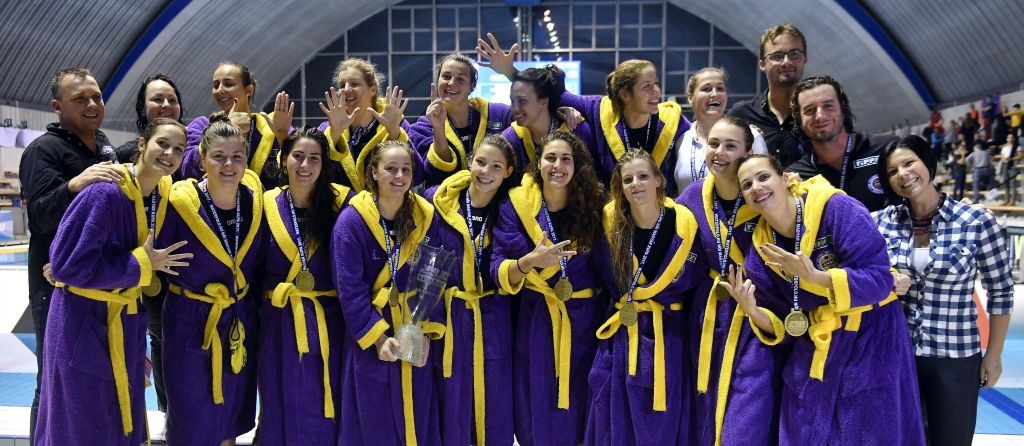 Budapest, 2017. december 10. Az UVSE csapata, miután a nõi vízilabda Magyar Kupa döntõjében 14-12-re legyõzte a Dunaújvárosi Egyetem együttesét a Komjádi Béla Sportuszodában 2017. december 10-én. Az UVSE ezzel ismét megvédte címét, így negyedszer szerezte meg a kupát. MTI Fotó: Illyés Tibor