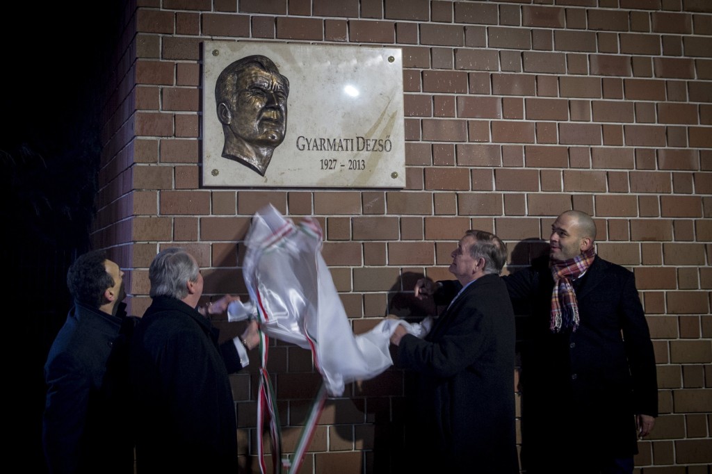 Hódmezõvásárhely, 2018. január 16. Hegedûs Zoltán (Fidesz-KDNP) és Kószó Péter (Fidesz-KDNP) alpolgármesterek, Lezsák Sándor, az Országgyûlés alelnöke és Hesz Máté, a Magyar Vízilabda Szövetség fõtitkára, Gyarmati Dezsõ unokája (b-j) leleplezik Gyarmati Dezsõ emléktábláját a 90 évvel ezelõtt született háromszoros olimpiai bajnok vízilabdázó nevét viselõ sportuszoda bejáratánál Hódmezõvásárhelyen 2018. január 16-án.  és Kószó Péter (Fidesz-KDNP) alpolgármester. MTI Fotó: Ujvári Sándor