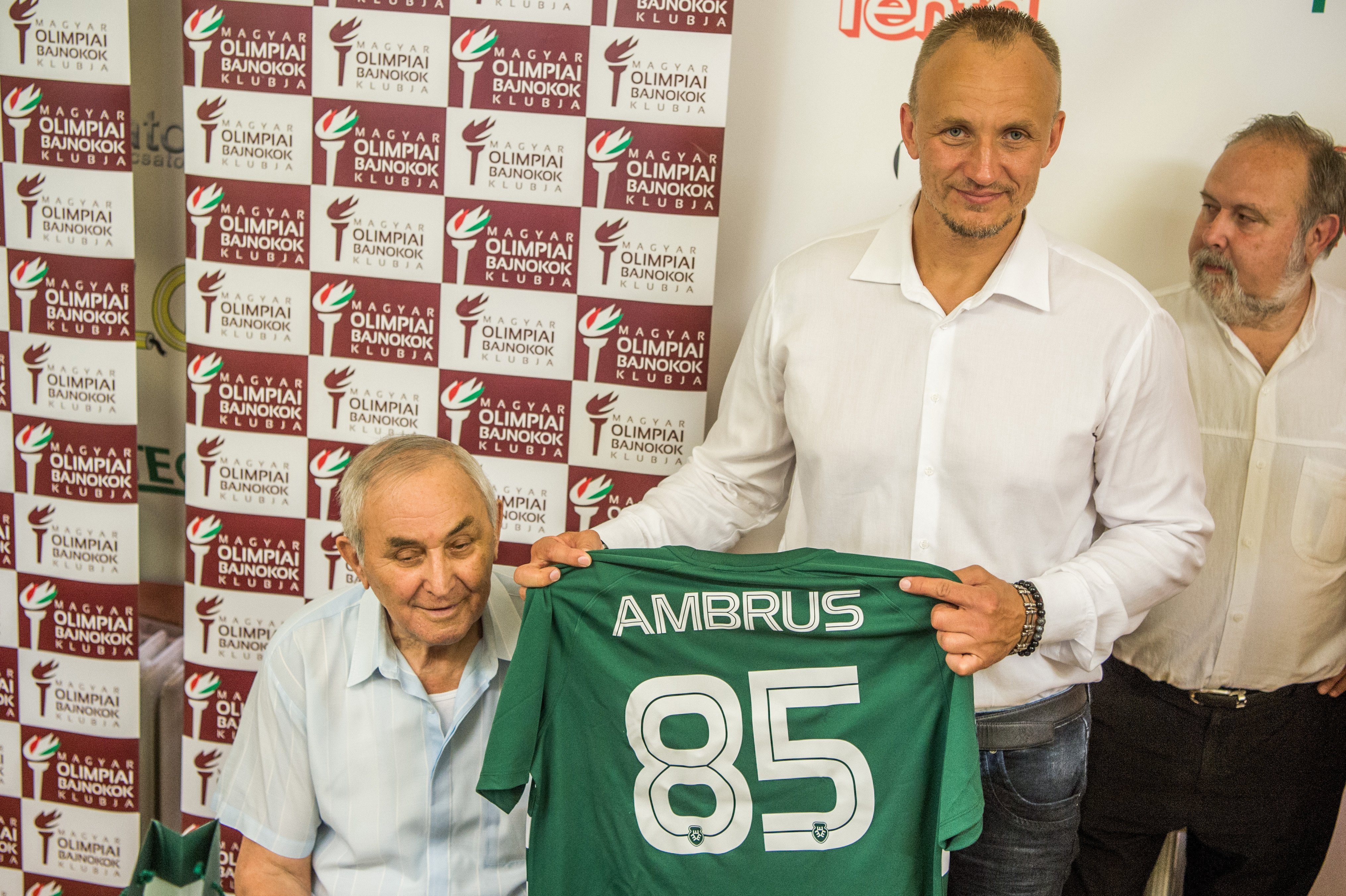 Budapest, 2018. június 1. Varga Zsolt olimpiai és Európa-bajnok vízilabdázó, az újdonsült bajnok FTC vízilabdacsapatának edzõje (j) egy mezt ajándékoz Ambrus Miklós olimpiai bajnok vízilabdázónak, az FTC egykori játékosának 85. születésnapja alkalmából a Magyar Olimpiai Bajnokok Klubja és a Nagy Béla Hagyományõrzõ Egyesület által rendezett ünnepségen Budapesten, az egyesület V. kerületi rendezvénytermében 2018. június 1-jén. MTI Fotó: Balogh Zoltán