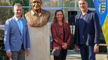 Felavatták Laky Károly szobrát a Szőnyi úti uszodánál